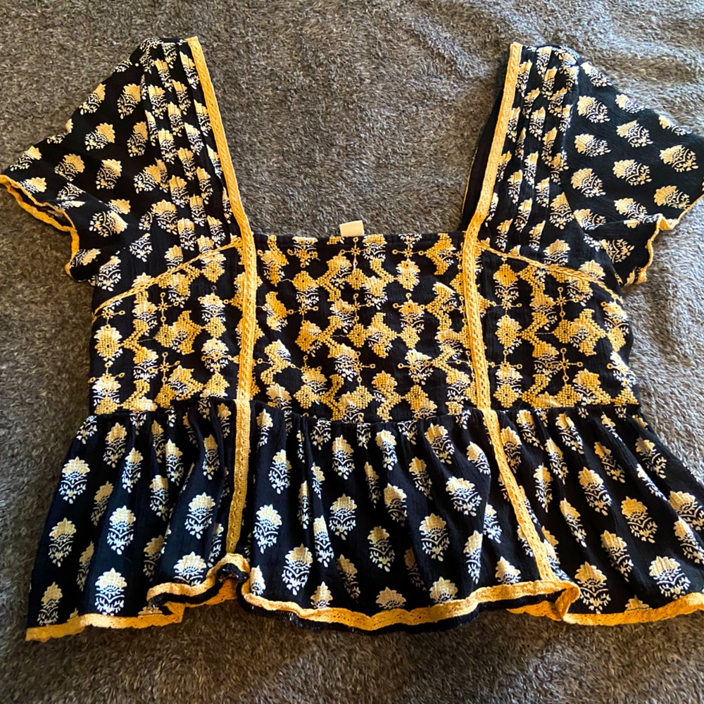 American eagle flowy crop top with pleated chest detailing. Size small worn once